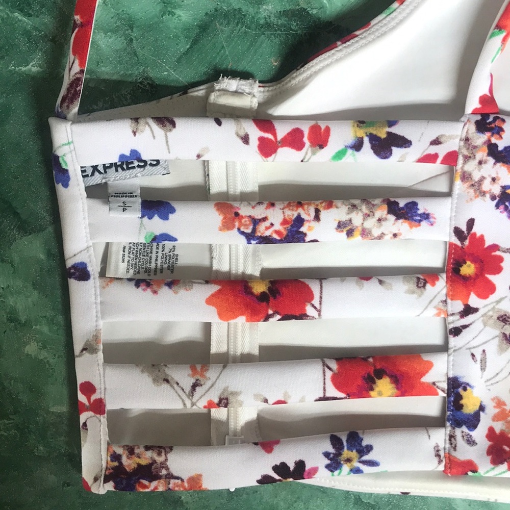EXPRESS Floral Set - Picture 5 of 9